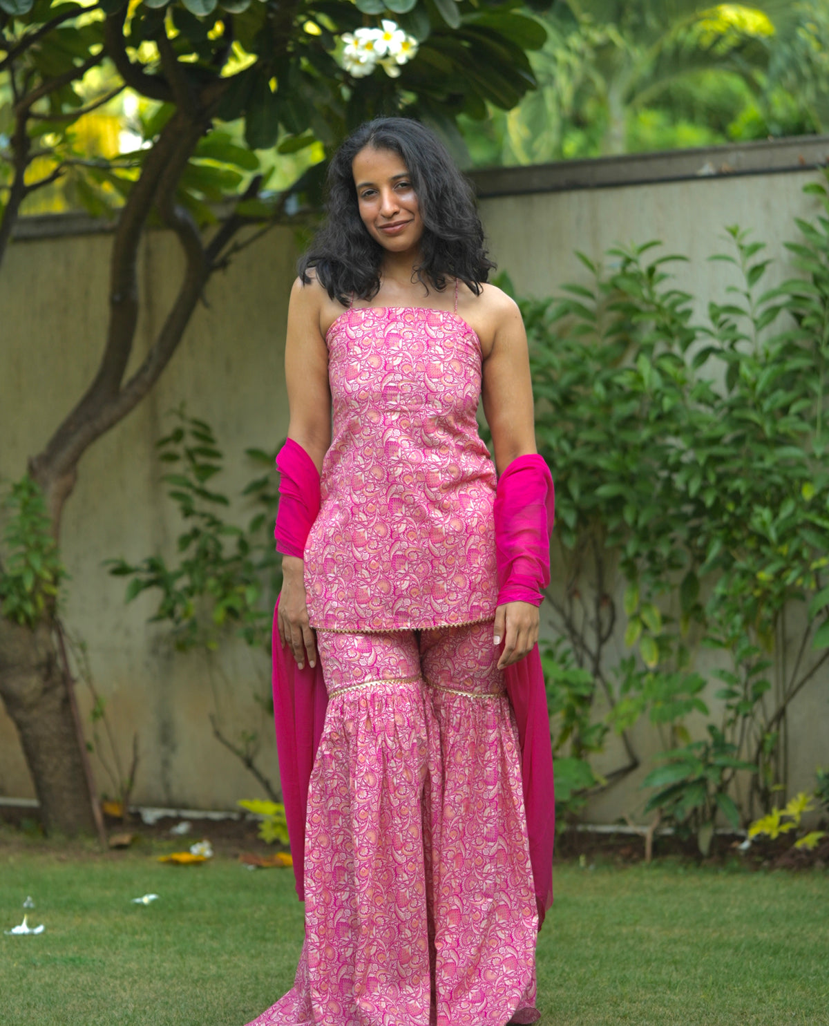 Gulabi Leher Kurti Sharara Dupatta Set