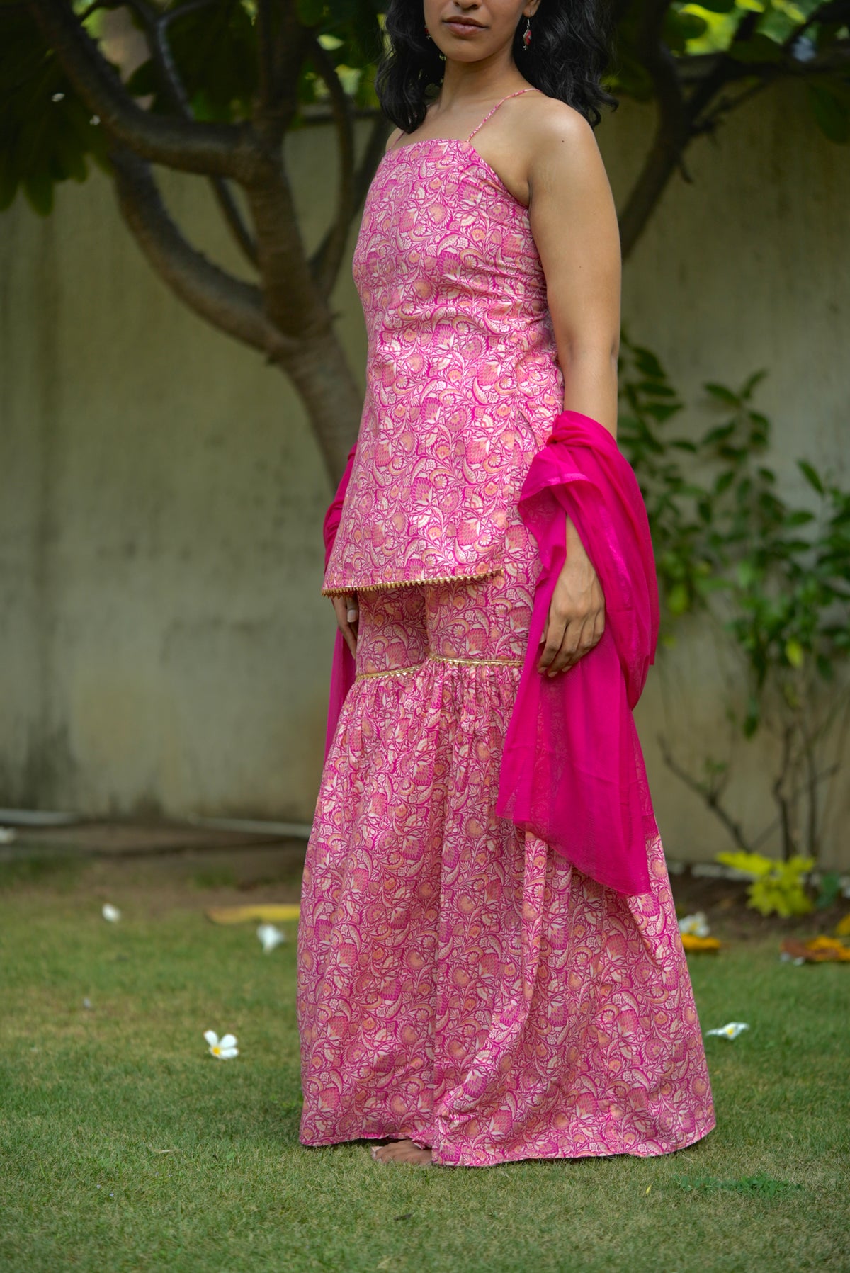 Gulabi Leher Kurti Sharara Dupatta Set